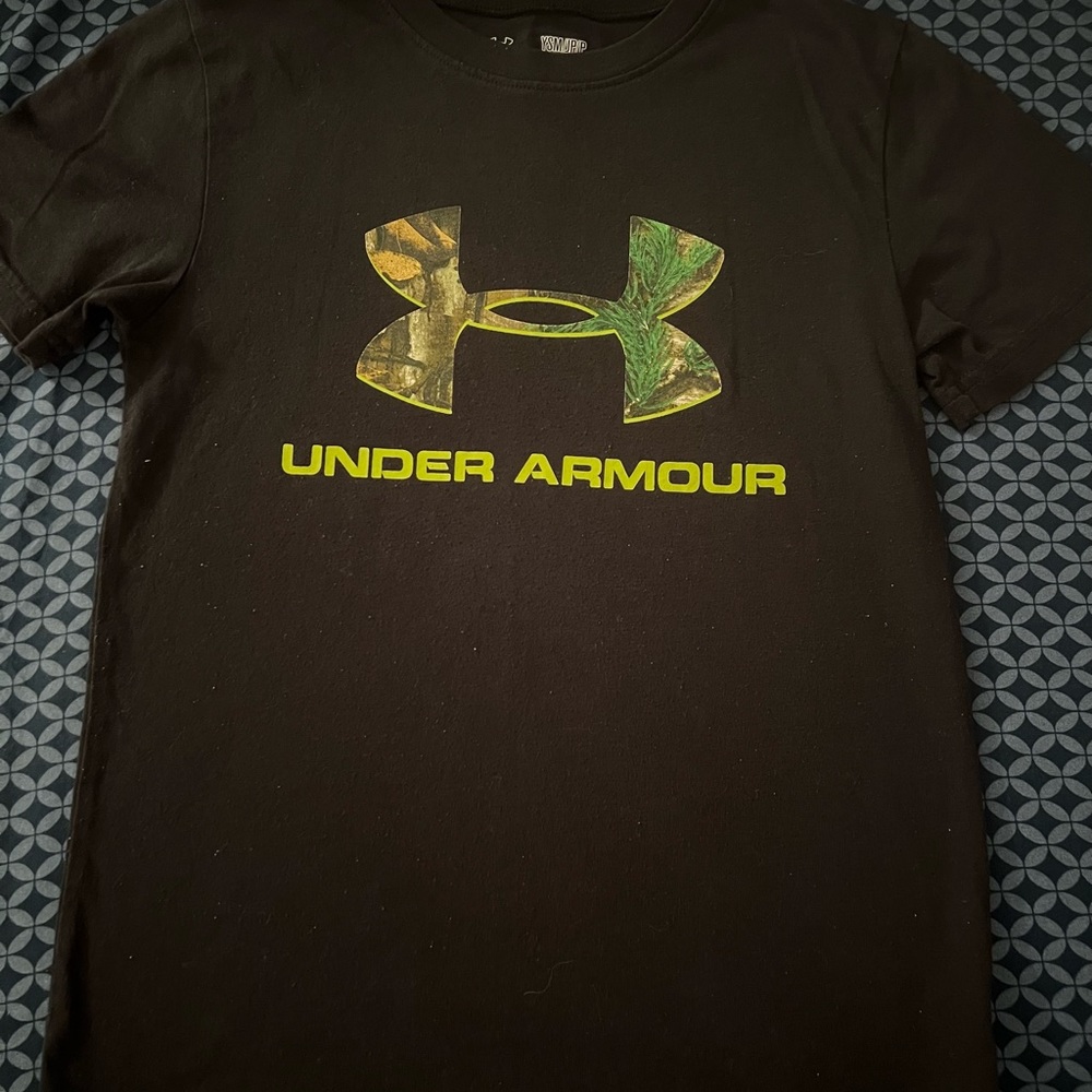 Boys Under Armour black T-Shirt size YSM